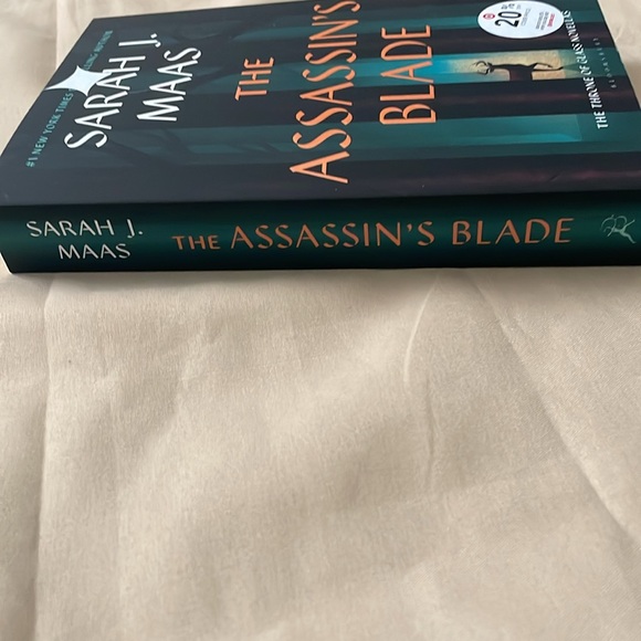 Assassin’s Blade by Sarah Maas - Picture 2 of 4